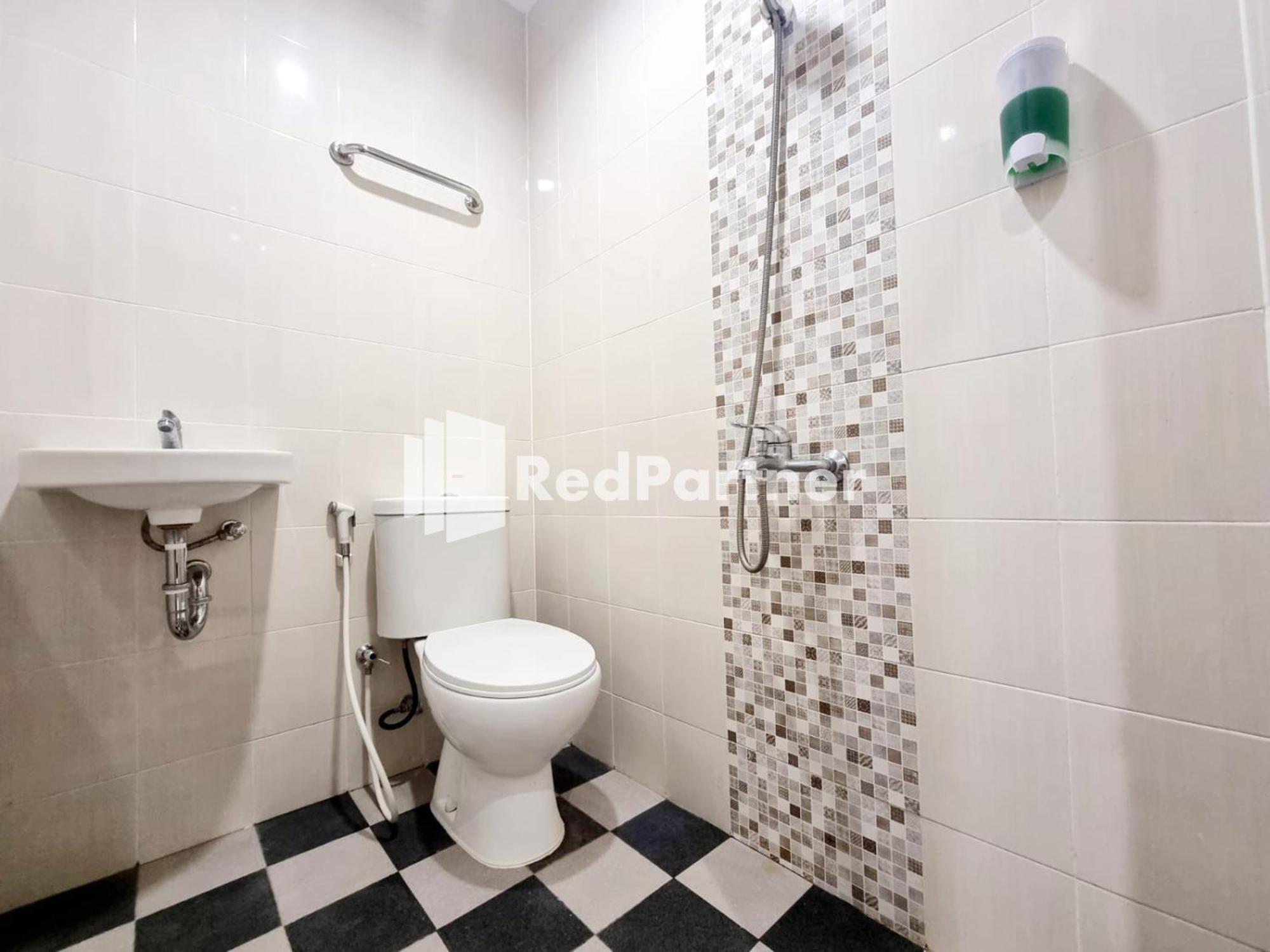 Pandawa Guest House At Ngaliyan Square Mitra Reddoorz Semarang Phòng bức ảnh